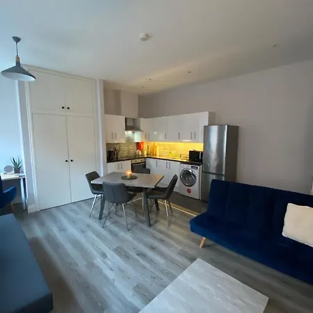 Modern And Spacious Centre *