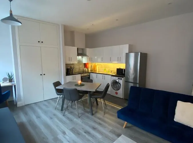 Modern And Spacious Centre *